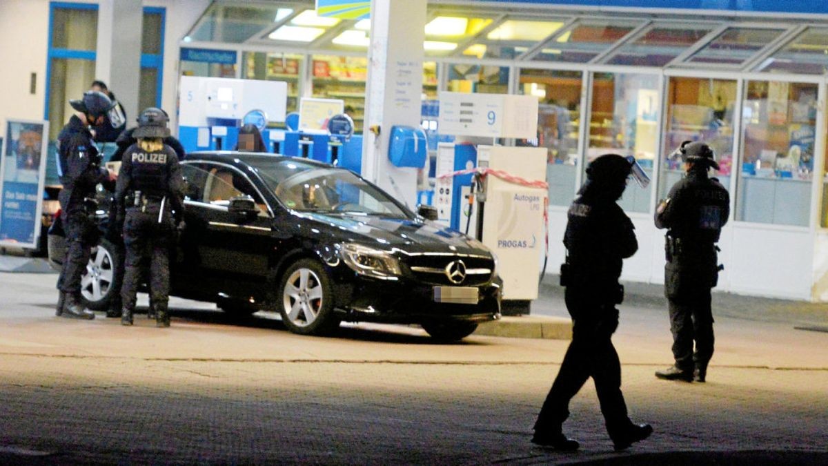 Ein Großaufgebot der Polizei rückte am Donnerstagabend in Leinefelde-Worbis aus. Laut Polizei ging es bei dem Einsatz um den Streit zwischen zwei armenischen Familien. Zwölf Personen wurden verhaftet.