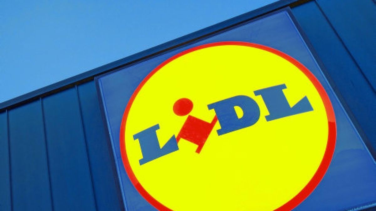 ARCHIV - 26.02.2015, Berlin: Das Logo eines Lidl-Supermarktes in Berlin-Reinickendorf leuchtet vor dem Abendhimmel. (zu dpa: «Lidl löscht umstrittene Facebook-Werbung für Bagels und Donuts» vom 04.02.2019) Foto: Matthias Balk/dpa +++ dpa-Bildfunk +++Foto: Matthias Balk