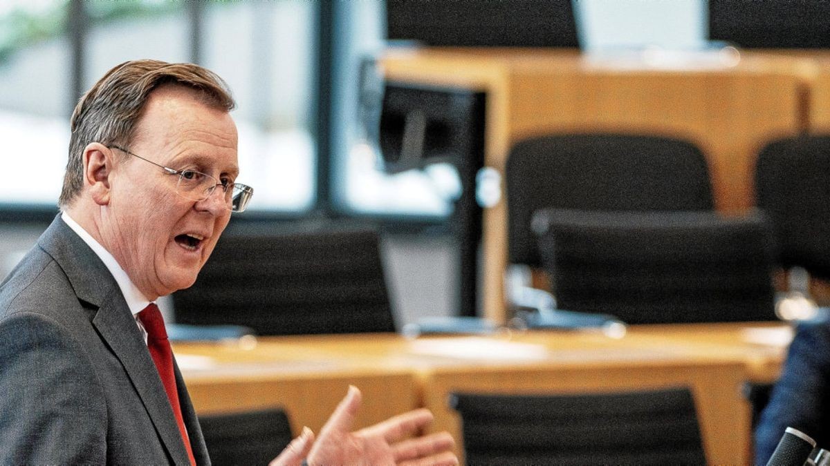 Bodo Ramelow (63) – hier bei einer Rede im Landtag – will mit dem Bund und anderen Ländern einen großen Flüchtlingskompromiss erzielen, und wenn es sein muss, wohl auch mit weiteren sicheren Herkunftsländern.