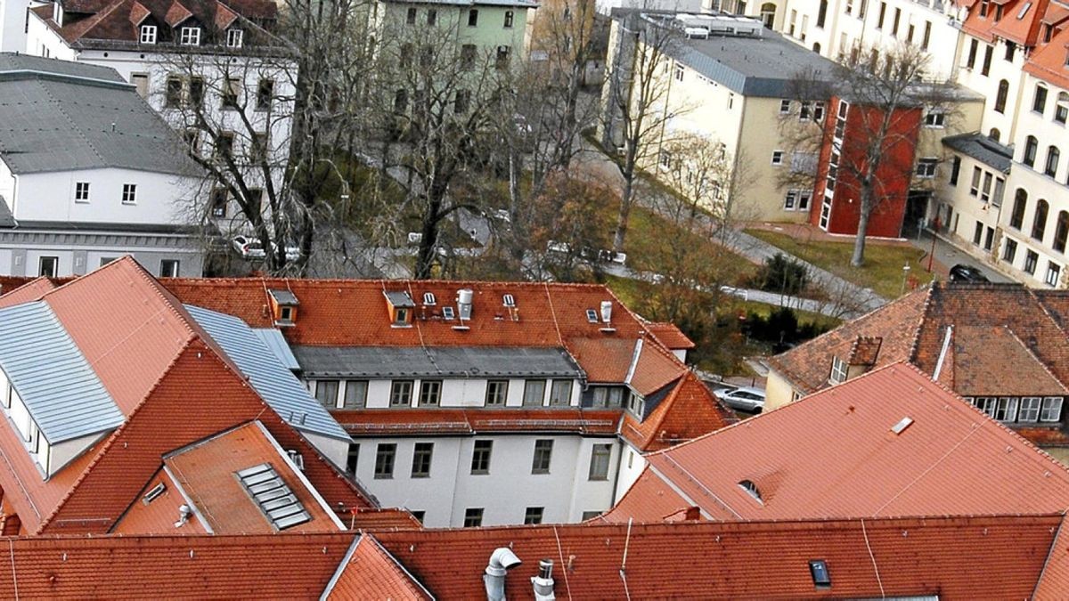 Altes Klinikum Bachstraße am Mittwoch vom Jenoptik-Hochhaus aus betrachtet. Zur Orientierung: Das helle Gebäude am rechten Rand, etwa Bildmitte, stellt die frühere Uni-Frauenklinik dar.