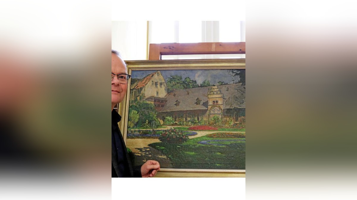 Lutz Unbehaun, Direktor des  Landesmuseum Heidecksburg, mit dem Gemälde „Aus dem Schlossgarten“ von Arthur Bendrat (um 1900), das neu erworben wurde und die mittlere Terrasse mit Reithaus von Schloss Heidecksburg darstellt.Foto: Ulrike Kern