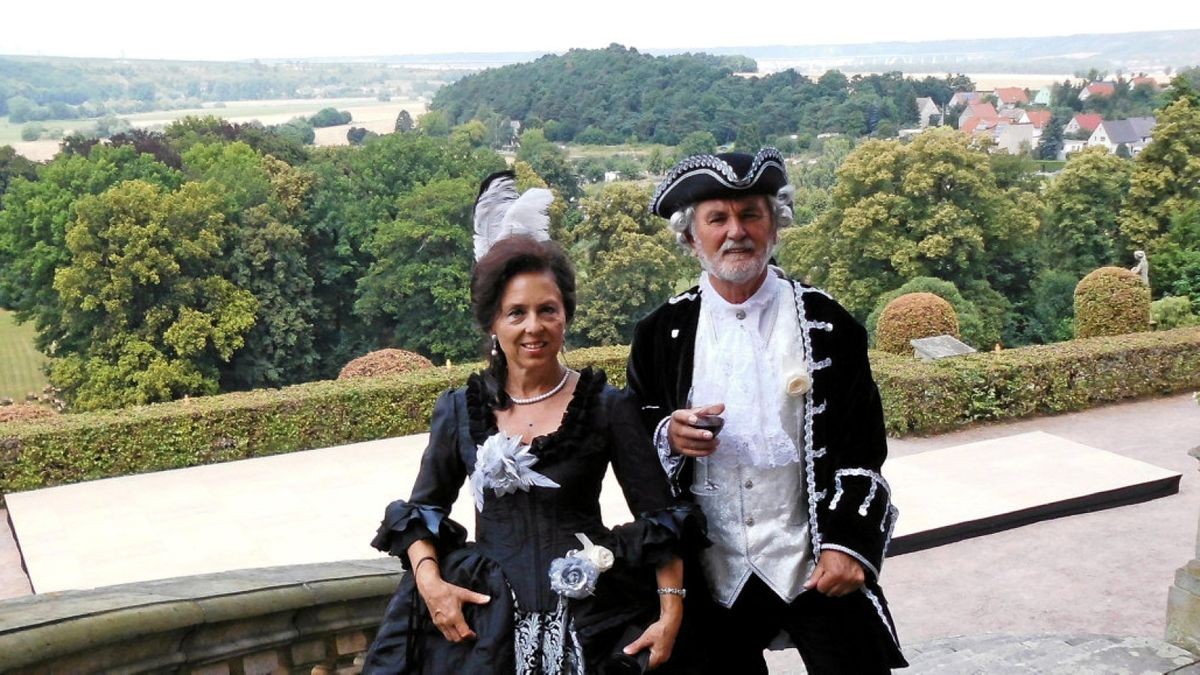 Christina Meißner mit ihrem Mann Rolf Wagner vor Schloss Burgscheidungen im Burgenlandkreis in Sachsen-Anhalt.