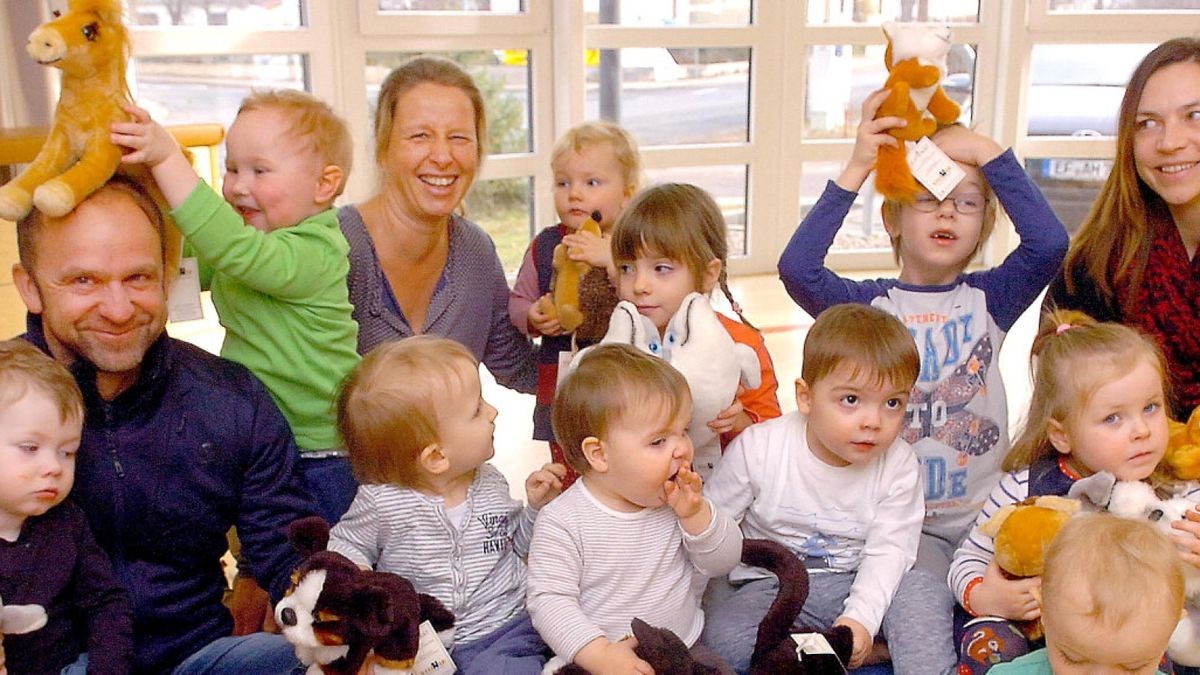 20.000 Euro haben Frank und Katrin Stange von der Erfurter Außenwerbefirma FSHplus nach der Vortragsreise vom Tierfotografen Andreas Kieling an „Thüringen hilft“ gespendet. Für die symbolische Übergabe im Montessori-Kindergarten Arnstadt stellte die Firma Steiner aus Georgenthal Plüschtiere im Wert von 550 Euro zur Verfügung. Das fanden die Kinder noch besser. 