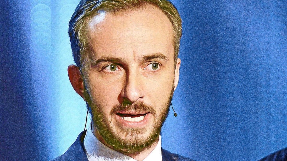 Der Moderator Jan Böhmermann wird ausgezeichnet.