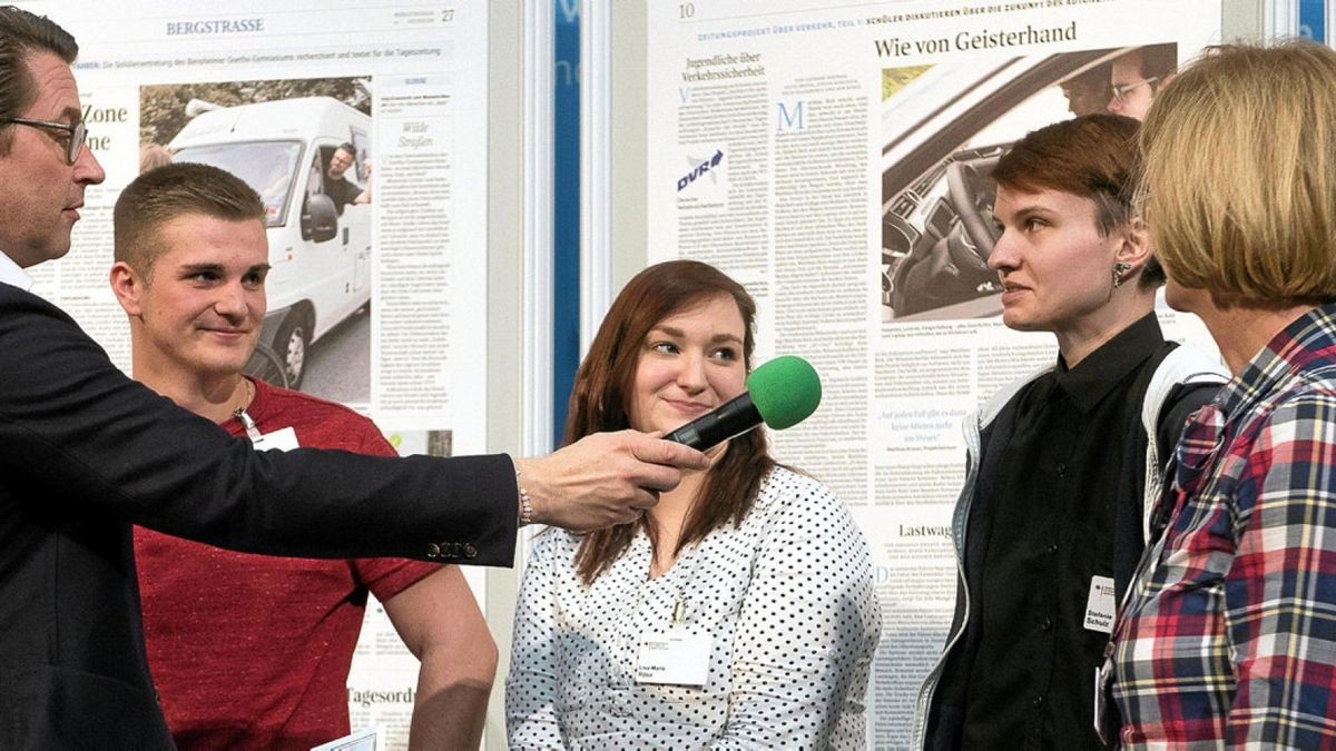 Bundesverkehrsminister Andreas Scheuer (links) im Gespräch mit drei Schülern der Staatlichen Berufsbildenden Schule Technik in Gera und ihrer Lehrerin Iris Krumbholz (rechts) bei der Preisverleihung in Berlin.