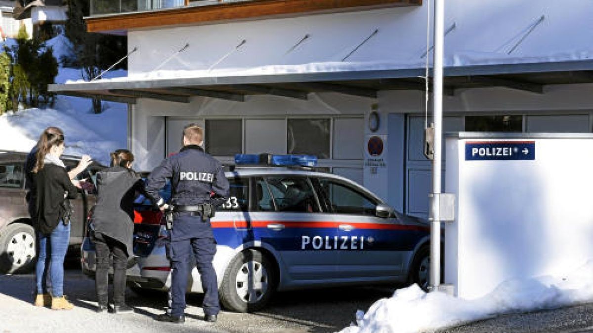 Polizisten und ein Polizeifahrzeug stehen nach einer Doping-Razzia vor einer Polizeistation in Seefeld.