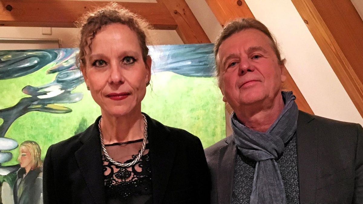 Annette und Gerd Wandrer vor dem Ölgemälde „Mann mit Bandmaß“ im Obergeschoss der Jenaer Kunstsammlung.