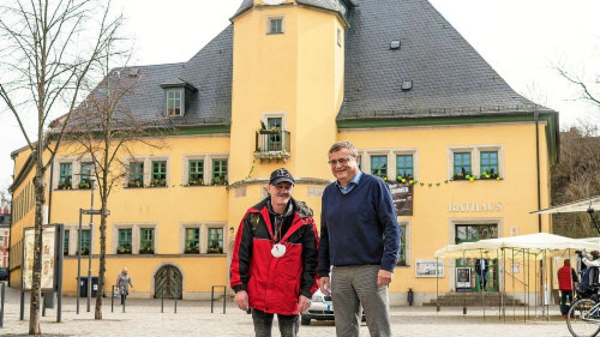 Bürgermeister Rüdiger Eisenbrand begrüßt Maik John vor dem Rathaus.Foto: Martin Kappel