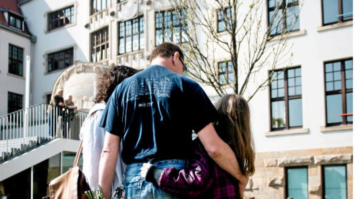 Ein Ort des stillen Gedenkens ist das Gutenberg-Gymnasium in Erfurt, wenn sich zum 26. April das Schulmassaker von 2002 jährt. Jetzt befasst sich ein Buch mit solchen Anschlägen, bei denen Sportwaffen zum Einsatz kommen. Foto: Sascha Fromm