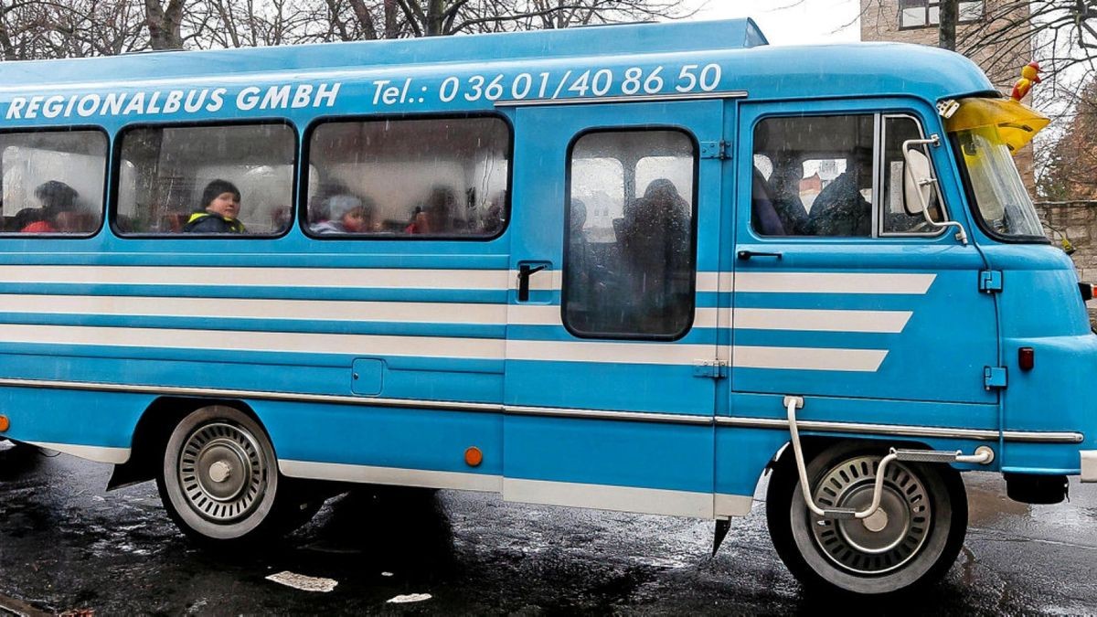 Ein Robur LO, Baujahr 1974, der seit März bei der Regionalbus GmbH im Einsatz ist, fährt die Schüler innerhalb des Projektes „Lernen an einem anderen Ort“.