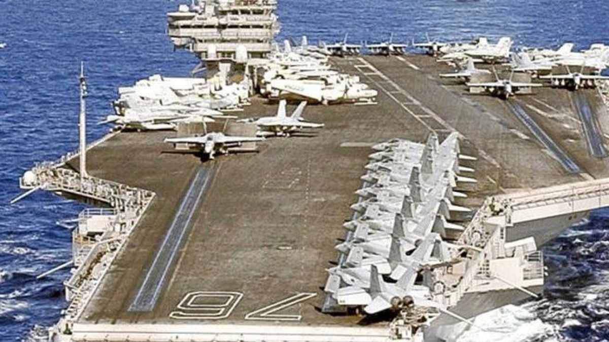 Ein Flugzeugträger als militärischer Machtanspruch: Hier die USS „Ronald Reagan“ mit Konvoi auf Einsatzfahrt.