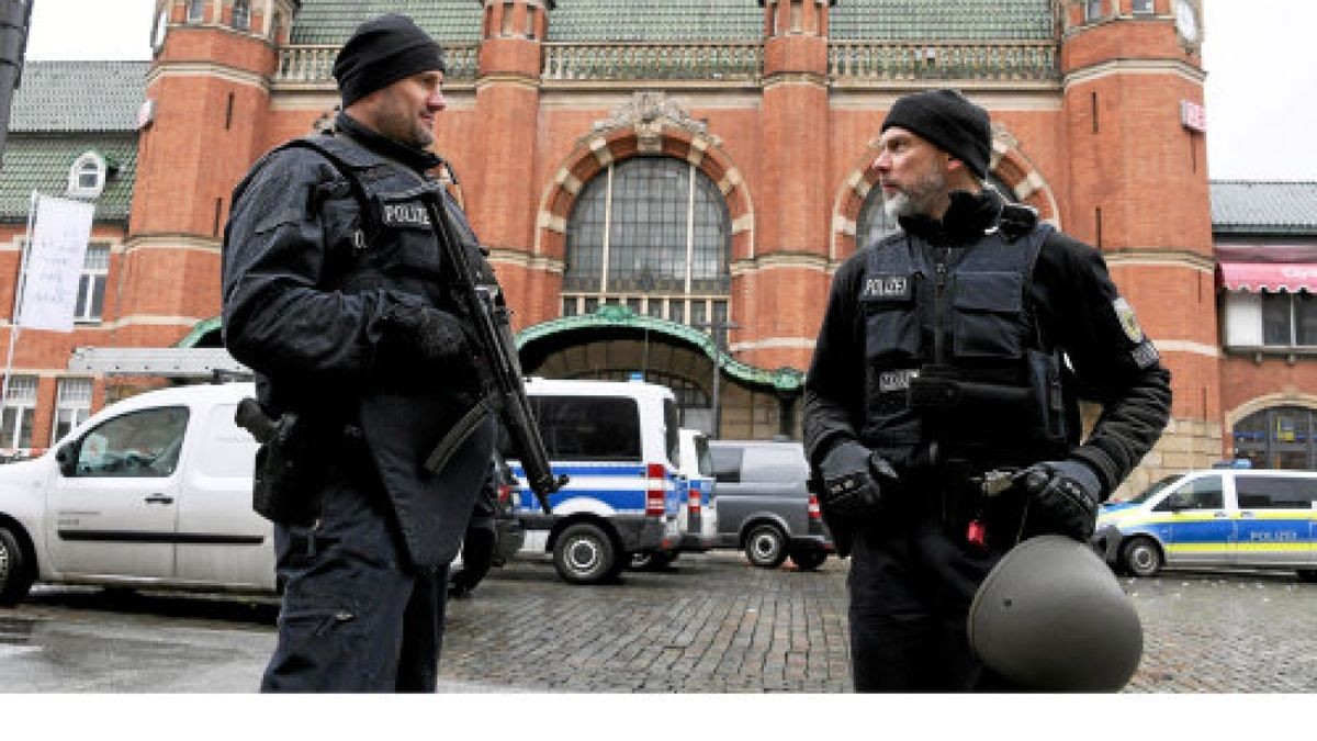 11.03.2019, Schleswig-Holstein, Lübeck: Polizeibeamte stehen vor dem Hauptbahnhof. Der Bahnhof wurde nach einer Bombendrohung evakuiert und der Zugverkehr eingestellt. Foto: Carsten Rehder/dpa +++ dpa-Bildfunk +++Foto: Carsten Rehder