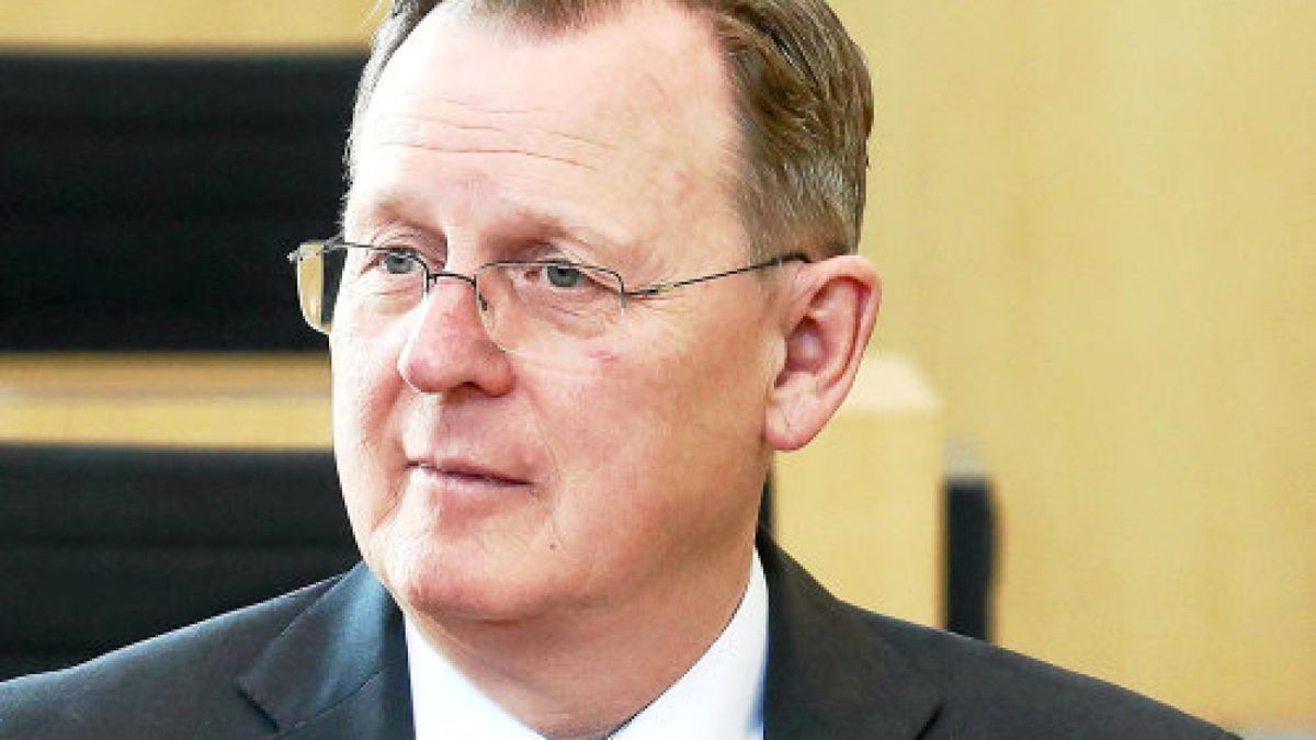 28.02.2019, Thüringen, Erfurt: Bodo Ramelow (Die Linke), Thüringens Ministerpräsident, sitzt im Plenarsaal des Thüringer Landtages. Das Gremium berät unter anderem über das fünfte Gesetz zur Änderung des Thüringer Kinder- und Jugendhilfe-Ausführungsgesetzes - Unterstützung einer eigenständigen Jugendpolitik. Foto: Bodo Schackow/dpa-Zentralbild/dpa +++ dpa-Bildfunk +++Foto: Bodo Schackow