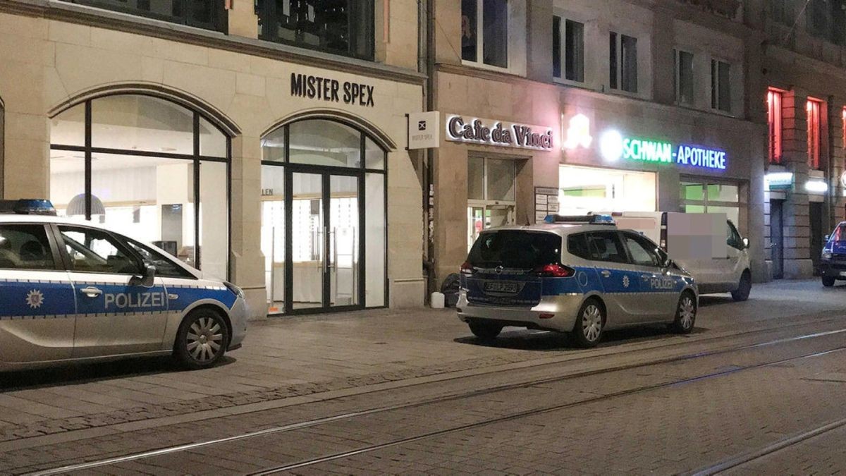 Die Polizei sichert die Spuren in der Erfurter Bahnhofstraße.