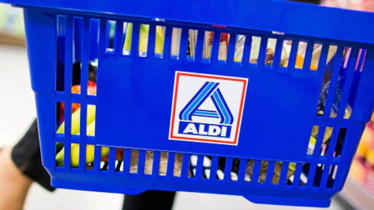 ARCHIV - 20.09.2016, Nordrhein-Westfalen, Gladbeck: Eine Frau hält in einem neu gestalteten Ladenlokal von Aldi Nord einen Einkaufskorb in der Hand. (Zu dpa 