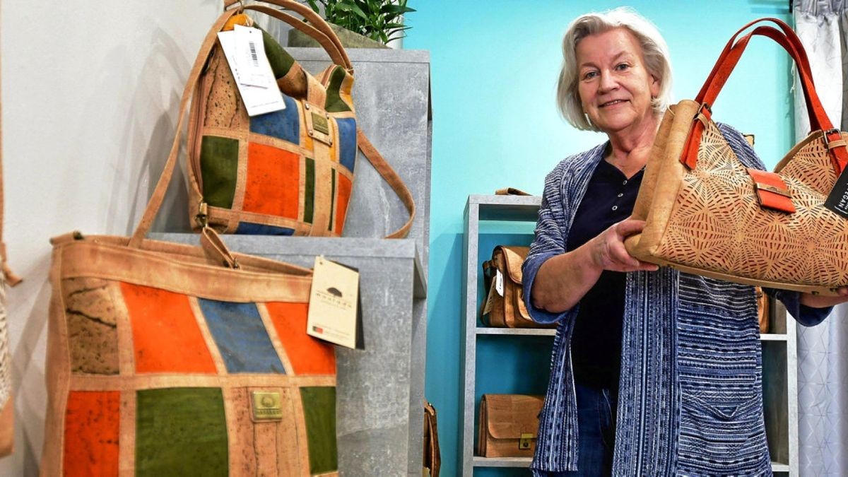 Sie sind leicht und ein Hingucker – die Taschen, die Jutta von Hollen seit kurzem an vier Tagen in der Woche am Ledermarkt in Arnstadt anbietet.