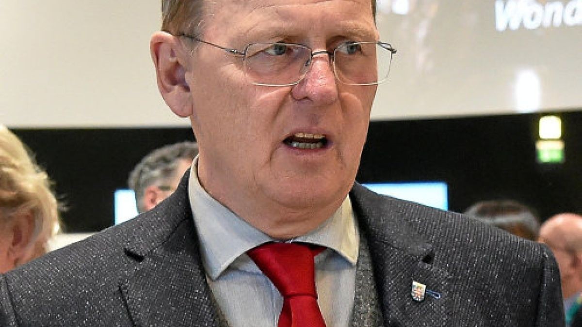 06.03.2019, Berlin: Bodo Ramelow (Die Linke), Ministerpräsident von Thüringen, unterhält sich auf der ITB in der Thüringen Halle mit Ausstellern. Foto: Bernd Settnik/dpa-Zentralbild/dpa +++ dpa-Bildfunk +++Foto: Bernd Settnik