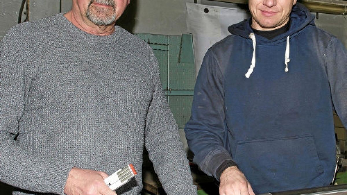 Jörg Wachsmuth und Zlatan Kostal (rechts) arbeiten in der Bauschlosserei im Emleben gerade an dem nächsten Lidl-Auftrag.Foto: Klaus-Dieter Simmen