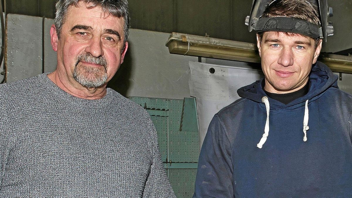 Jörg Wachsmuth und Zlatan Kostal (rechts) arbeiten in der Bauschlosserei im Emleben gerade an dem nächsten Lidl-Auftrag.