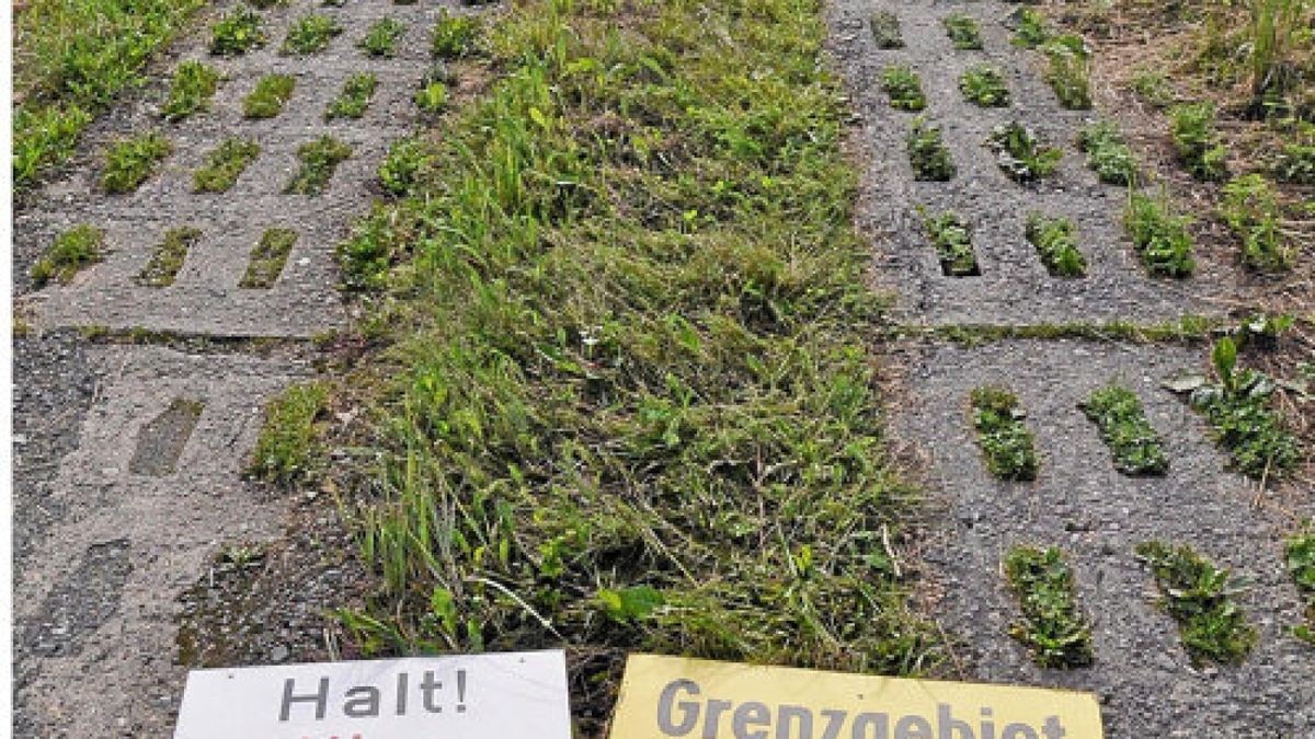 Am so genannten Kolonnenweg war bis 1989 die Welt geteilt. Links ein Schild, wie es auf der bayerischen Seite der Grenze stand, rechts das Schild von DDR-Seite.Foto: Peter Hagen