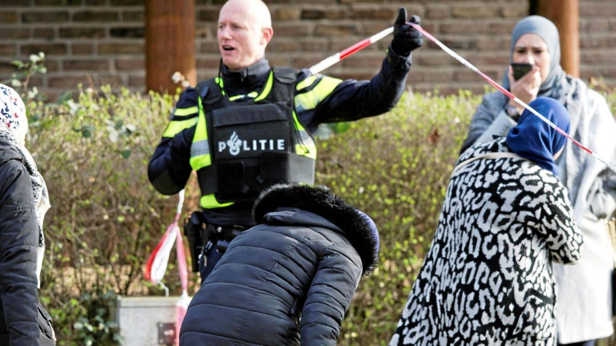 Personen werden von der Polizei aus einem Bereich evakuiert, in dem die Anti-Terror-Polizei ein Haus durchsuchen will.