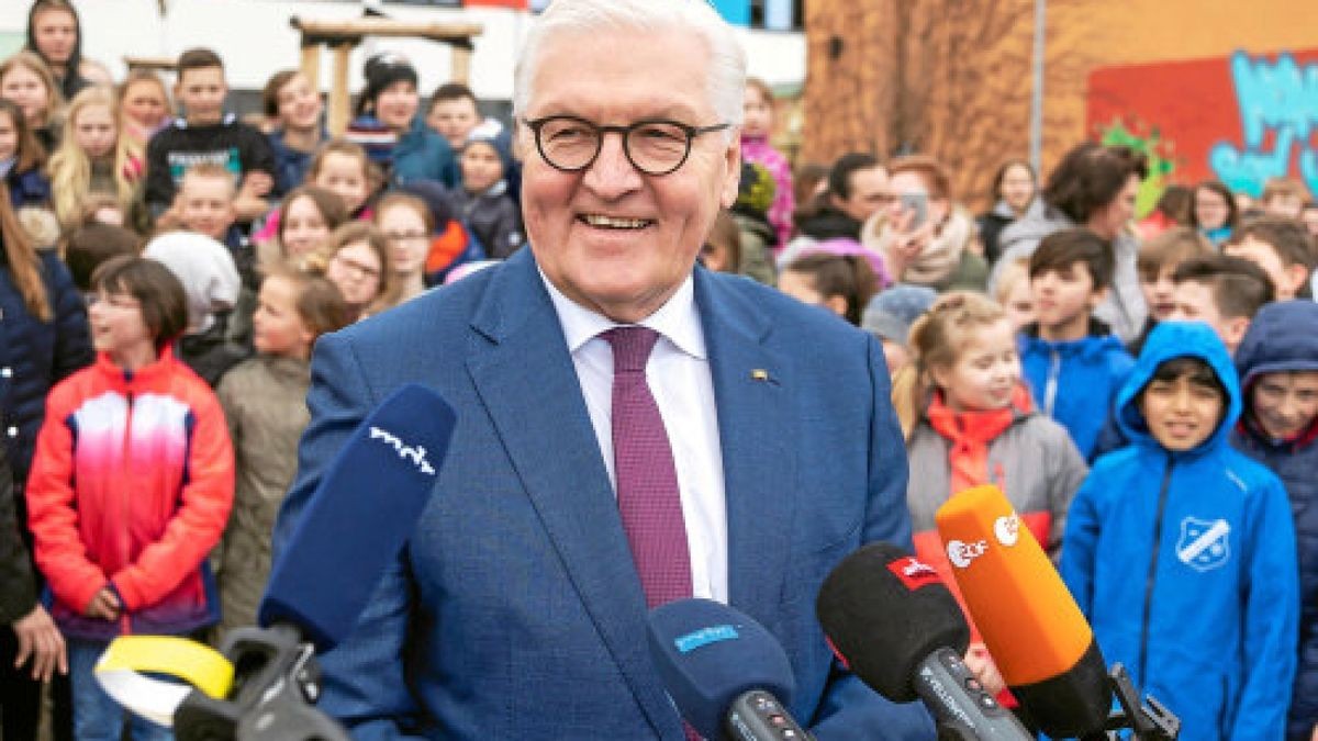 Ein Bundespräsident zur großen Mittagspause: Frank-Walter Steinmeier war gestern dem Schulhof der Gemeinschaftsschule „Friedrich von Hardenberg“ in Greußen die konkurrenzlose Hauptattraktion. Foto: Michael Reichel/DPA