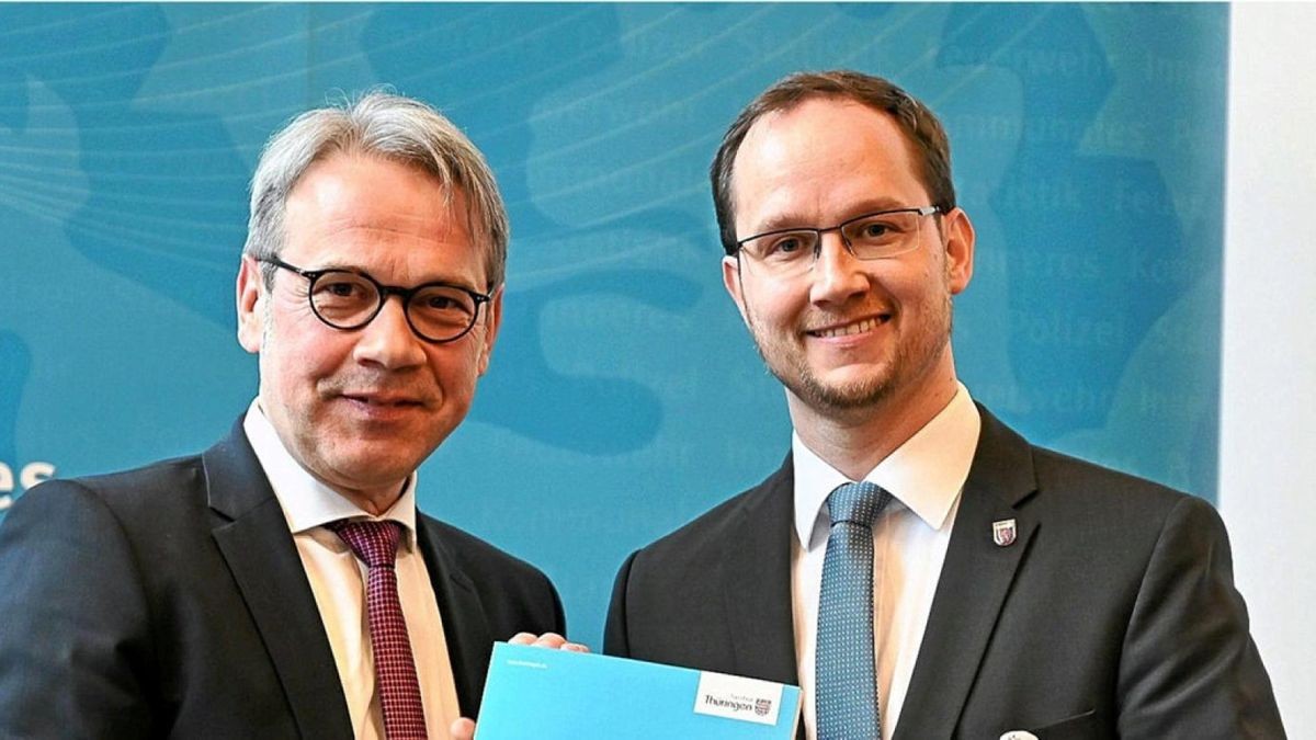 Thüringens Innenminister Georg Maier (SPD) übergibt den Bescheid zur Fusionsprämie an Bürgermeister Thomas Gottweiss (CDU)