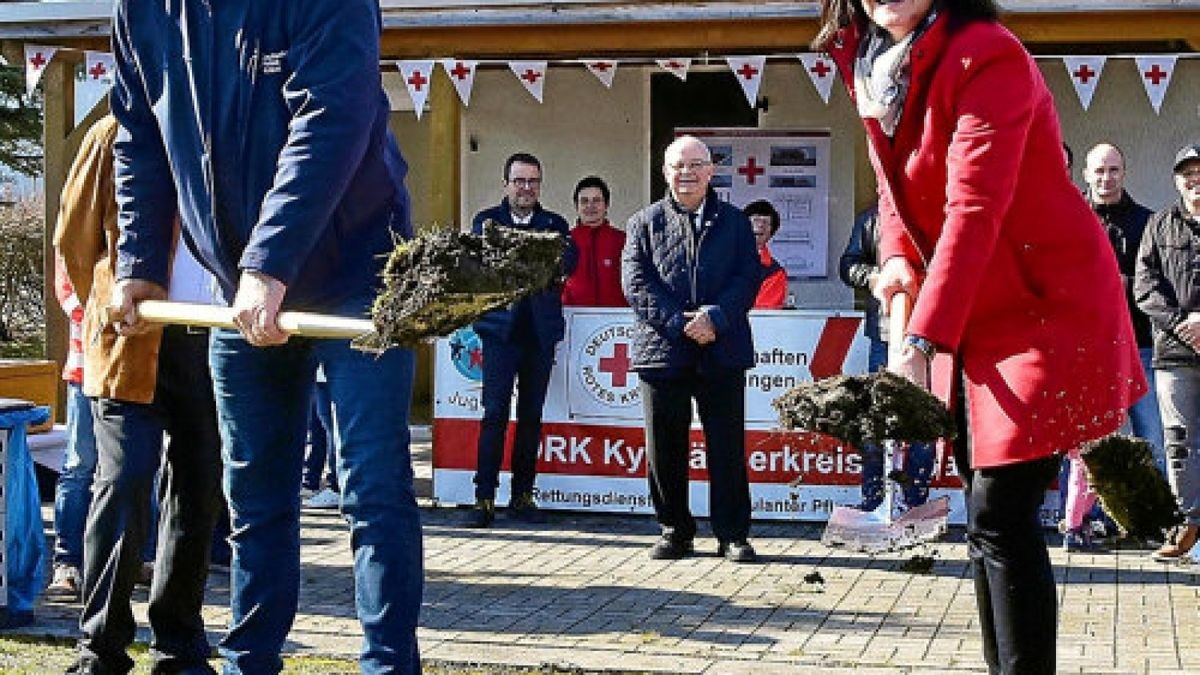 Karl-Heinz Genzel, Vorstandsvorsitzender des DRK-Kyffhäuserkreisverbandes, Landrätin Antje Hochwind-Schneider (SPD) und der Präsident des DRK-Kreisverbandes, Peter Hengstermann, Foto: Christoph Vogel (2)