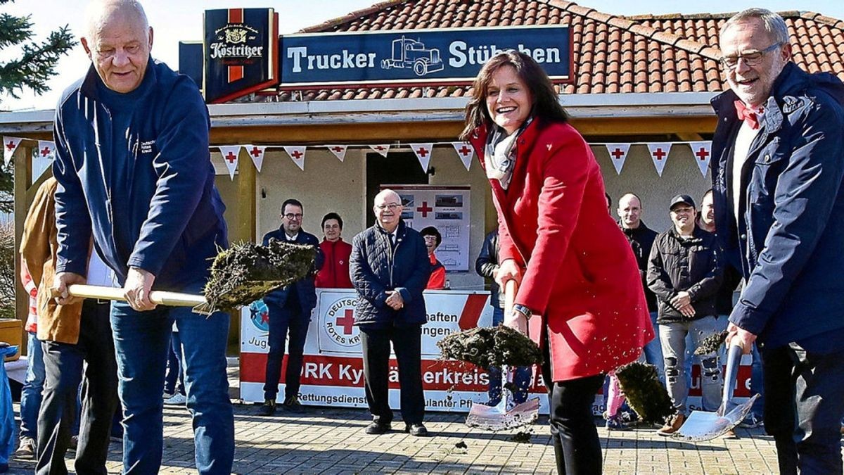 Karl-Heinz Genzel, Vorstandsvorsitzender des DRK-Kyffhäuserkreisverbandes, Landrätin Antje Hochwind-Schneider (SPD) und der Präsident des DRK-Kreisverbandes, Peter Hengstermann,