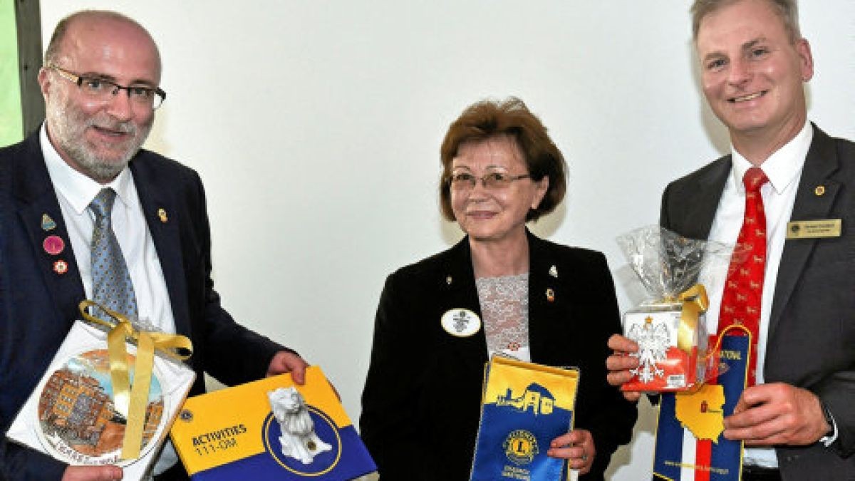 Die Eisenacher Lions Oliver Koch (links) und Torsten Trostdorf tauschten bei der Tagung im „Thüringer Hof“ mit Ewa Helka vom Lions-Club Warszawa Arka Freundschaftsgeschenke. Foto: Norman Meißner