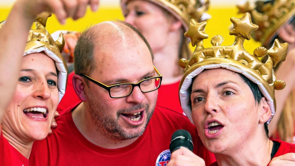 Maik Schenk mit Kerstin Wohlbold (links) und Lydia Jakubisova bei der Meisterfeier 2018.