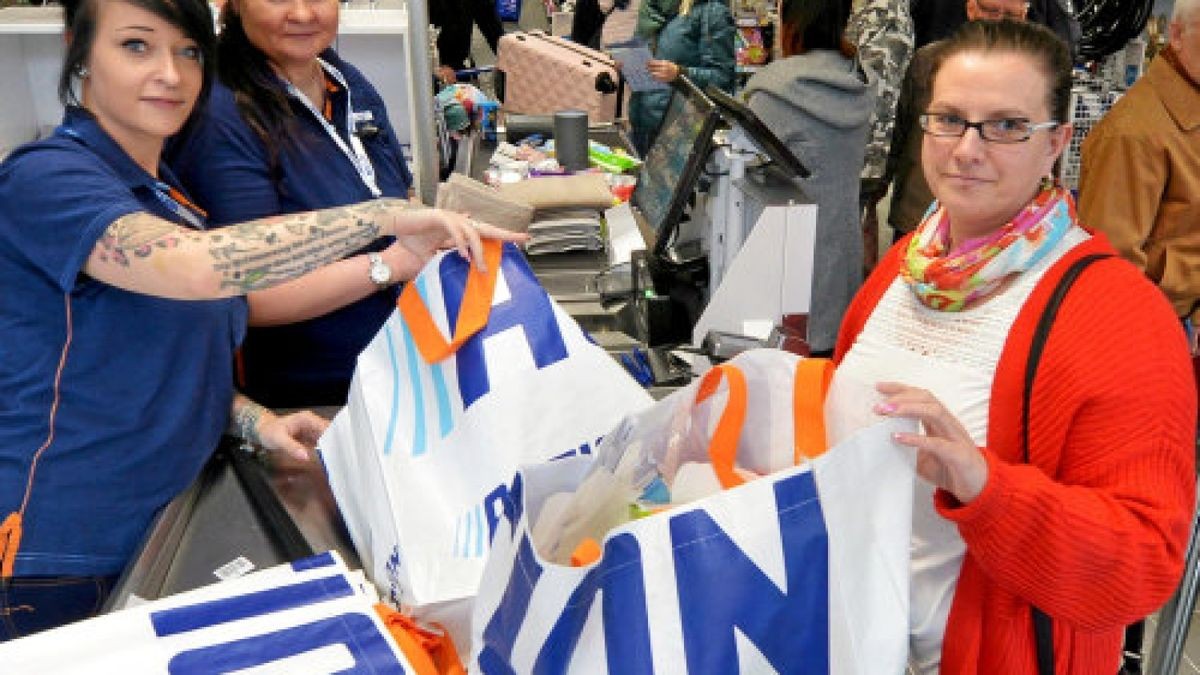 28/03/2019 Foto: Peter Michaelis, Hochbetrieb zur Neueröffnung, Der erste Action-Markt in Ostthüringen hat gestern nach mehrwöchiger Renovierung im ehemaligen Netto in der Erich-Mühsam-Straße in Gera-Bieblach eröffnet. Viele Kunden kamen bereits am Vormittag um sich von den Angeboten im Niedrigpreisbereich zu überzeugen. Am neuen Standort sind auf gut 700 Quadratmetern Verkaufsfläche in 14 Warengruppen etwa 6000 Artikel im Sortiment. Über 1000 davon kosten unter einem Euro. Melanie Kappler (re.) ging kurz nach der Eröffnung auf Schnäppchenjagd. Madlen Arlt (li.) und Ivonne Reichold hatten an der Kasse keine Langeweile.Foto: Peter Michaelis