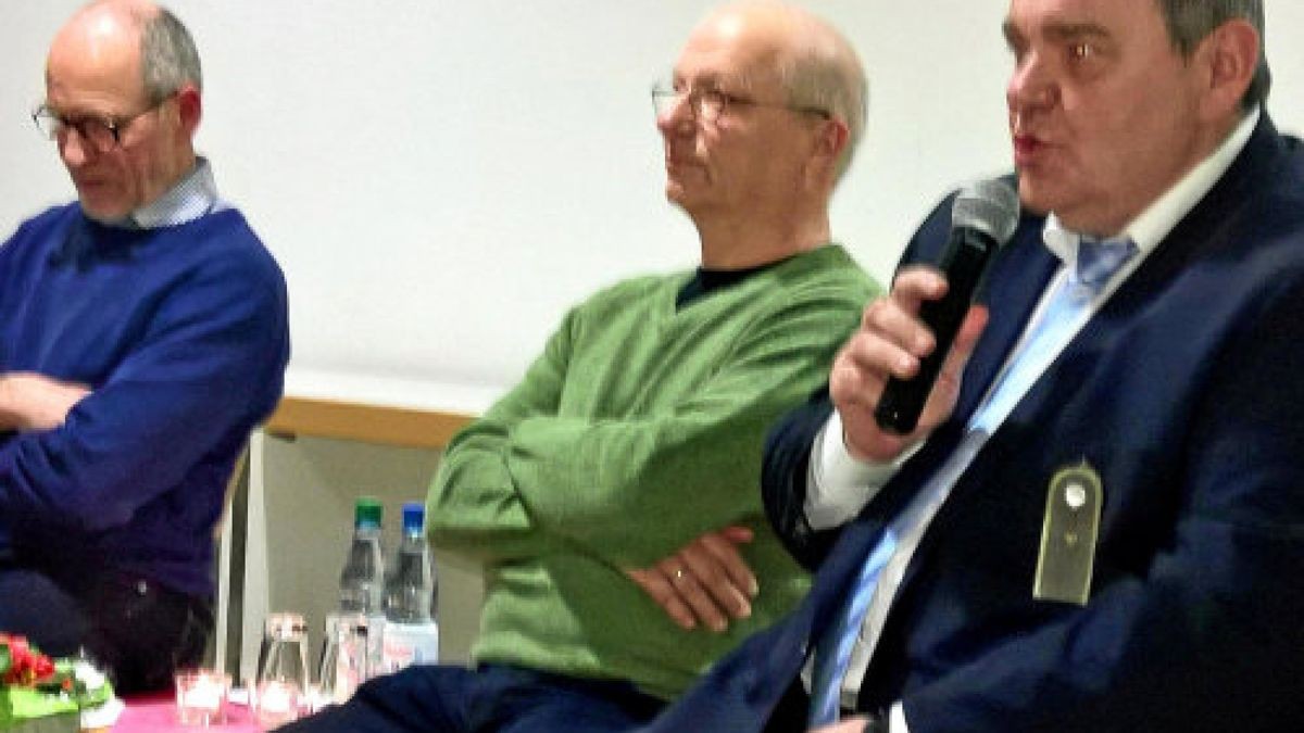 Professor Jörg Seiler moderierte nach seinem Vortrag ein Podium mit den ehemaligen Bausoldaten (von links) Eberhard Schneemann, Peter Nagler, Winfried Lang, Bernhard Kaufung, Kristof Gregosz und Klaus-Peter Fröbrich, die über ihre Beweggründe, Erfahrungen und teils auch beruflichen Einschränkungen berichteten.Foto: Jürgen Backhaus