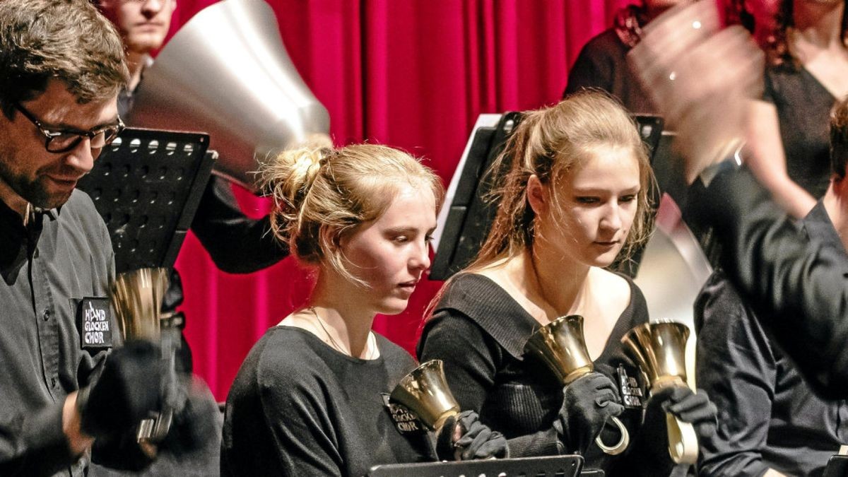 Im großen Saal des Gothaer Kulturhauses am Ekhofplatz gefiel das Auftaktkonzert den Zuhörern ausnehmend gut. Der Gothaer Handglockenchor setzte die besondere einheimische Klangfarbe.