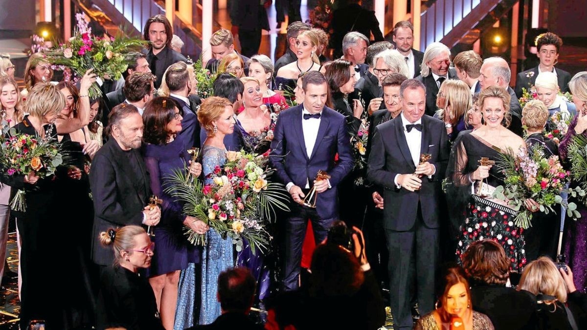 Die Gewinner der jährlichen deutschen Film- und Fernsehpreise „Goldene Kamera“ der Zeitschrift „HoerZu“ stellen sich zum Gruppenbild auf.