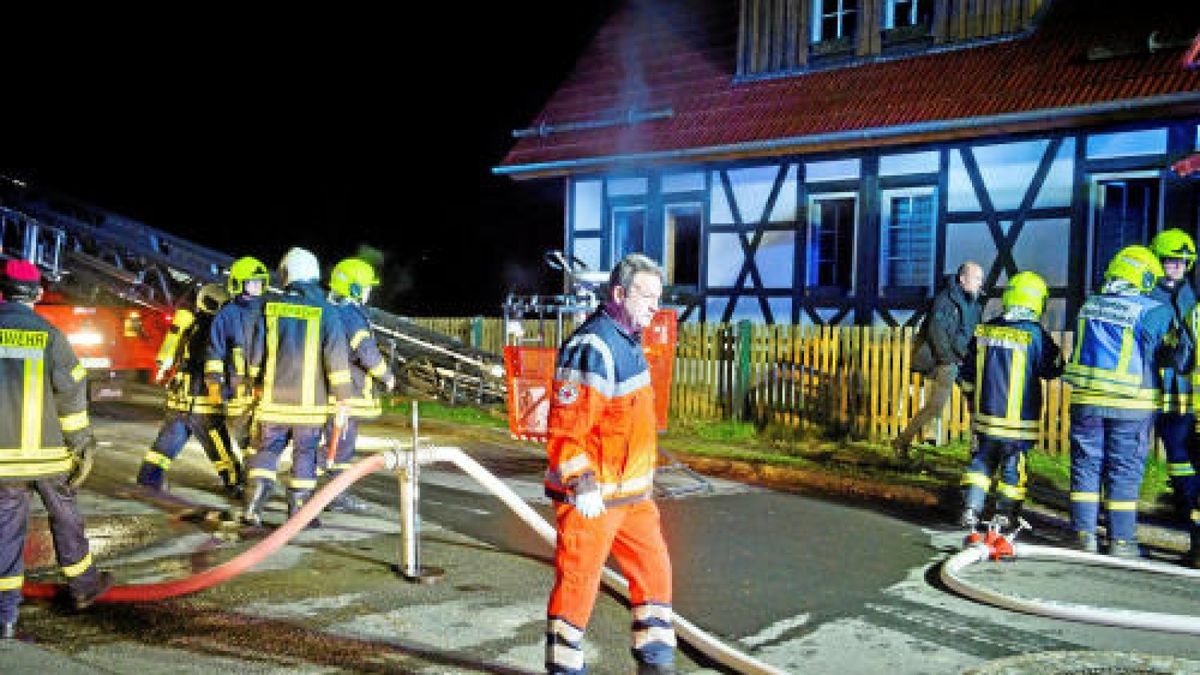 Rund 40 Einsatzkräfte aus fünf Feuerwehren waren angerückt.