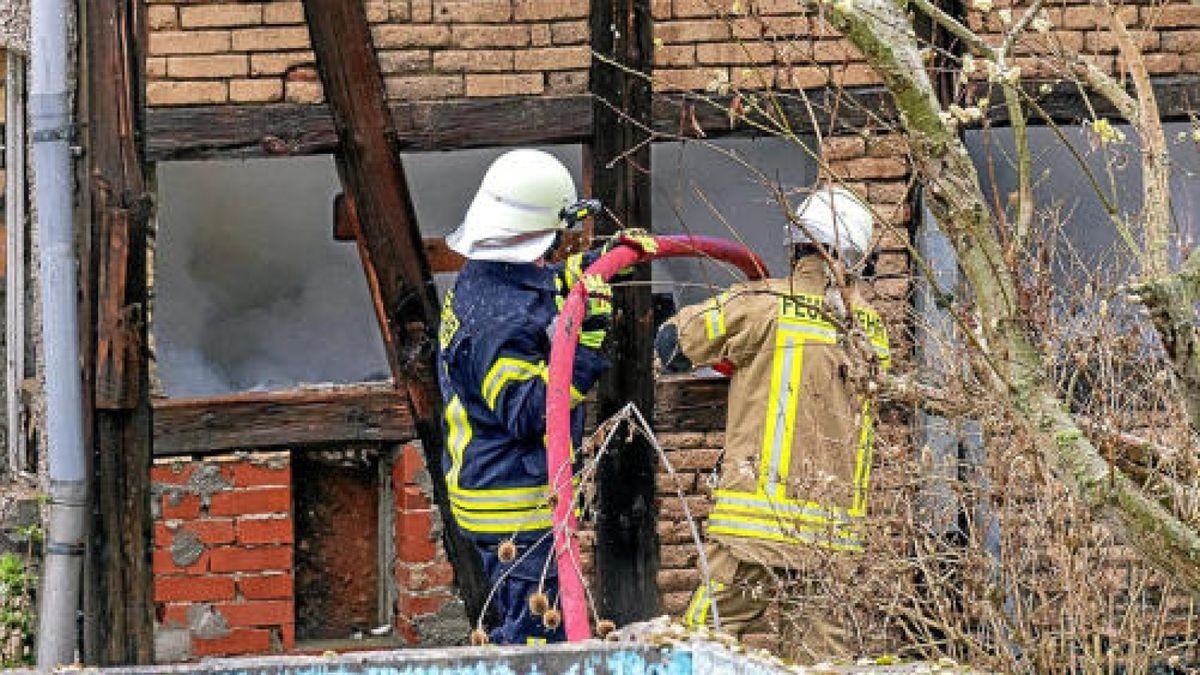 Vor Ort angekommen stand das Gebäude in zweiter Reihe jedoch schon in Vollbrand. Jetzt hieß Schadensbegrenzung betreiben.