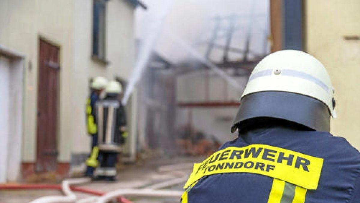 Während der Löscharbeiten stellten die Kameraden auch eine Gasflasche sicher, die sich in einer der beiden Garagen befand.