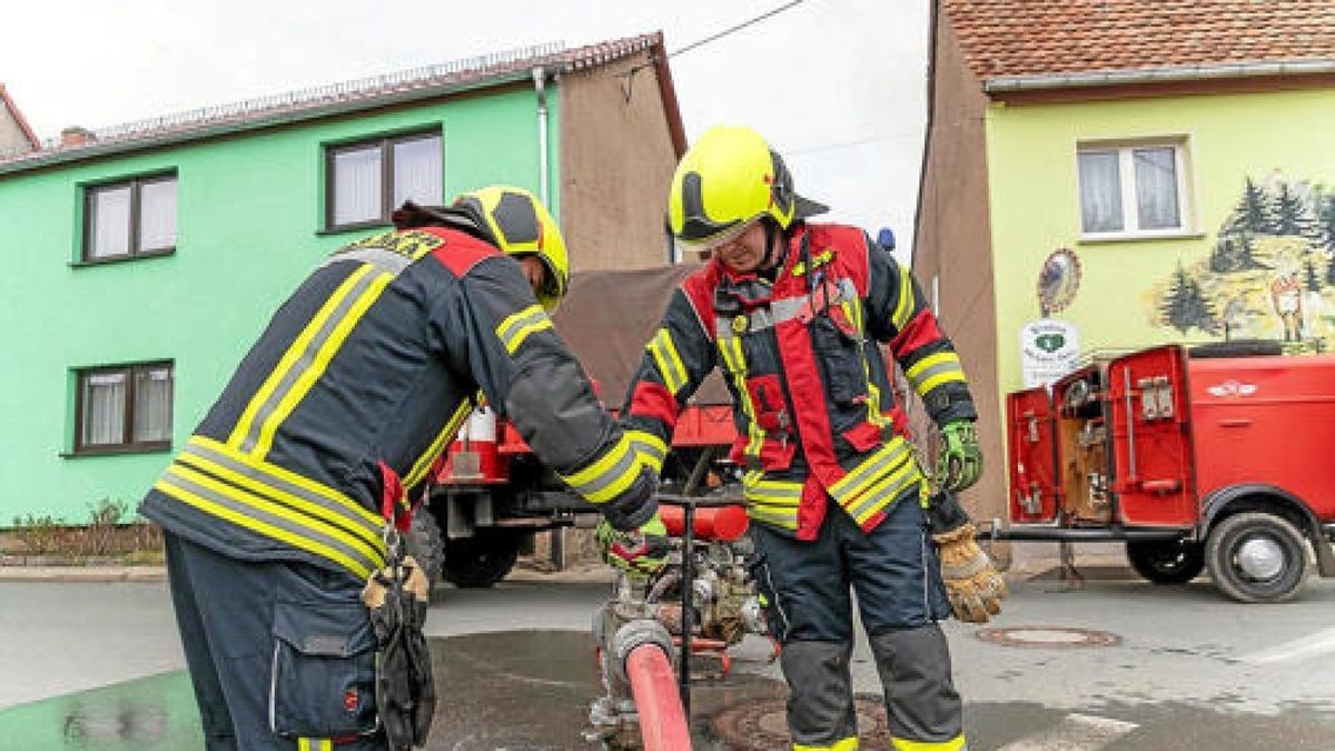 Ein zwischenzeitlich eingetroffener Rettungswagen betreute zwei Personen, die augenscheinlich unter Schock standen.