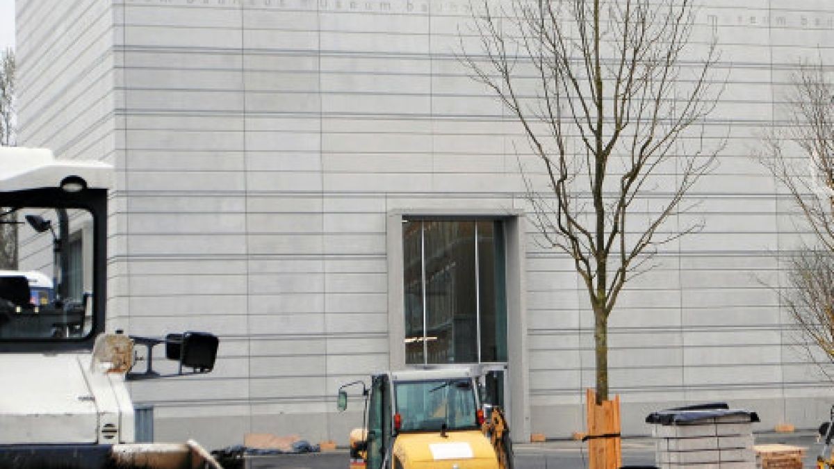 Das Bauhaus-Museum ist fünf Tage vor der feierlichen Eröffnung immer noch eine Baustelle. Bis zum Sommer, so verspricht Architektin Heike Hanada (kleines Foto), ist alles fertig.Foto: Wolfgang Hirsch, Peter Michaelis