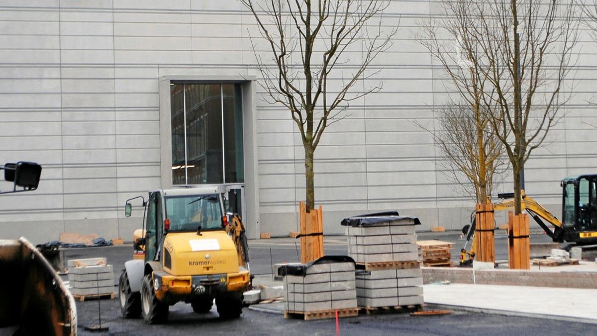 Das Bauhaus-Museum ist fünf Tage vor der feierlichen Eröffnung immer noch eine Baustelle. Bis zum Sommer, so verspricht Architektin Heike Hanada (kleines Foto), ist alles fertig.