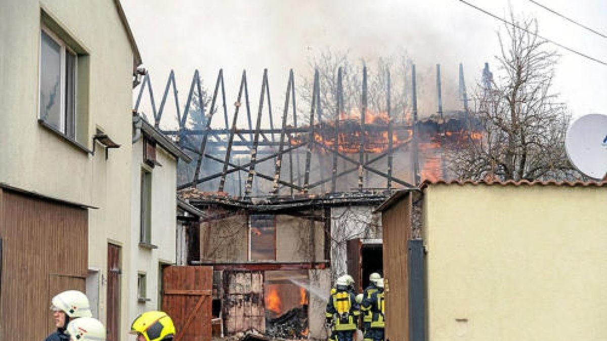 Es war der größte Brand in dem kleinen Ort, seit dem verheerenden Feuer am 25.12.2014, als ein Dreiseitenhof bis auf ein Wohnhaus komplett niederbrannte. / Foto: Stefan Eberhardt - medien-partner.net