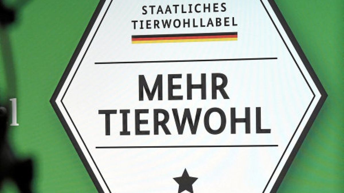 ARCHIV - 19.01.2017, Berlin: Das staatliche Label für mehr Tierwohl wird auf dem Messegelände auf der Internationalen Grünen Woche vorgestellt. Das geplante staatliche Tierwohl-Label für Fleisch wird bei der Bevölkerung nach Einschätzung von Agrarministerin Klöckner gut ankommen. (zu dpa «Klöckner sieht sich mit Tierwohl-Label auf dem richtigen Weg» vom 09.01.2019) Foto: Ralf Hirschberger/ZB/dpa +++ dpa-Bildfunk +++Foto: Ralf Hirschberger