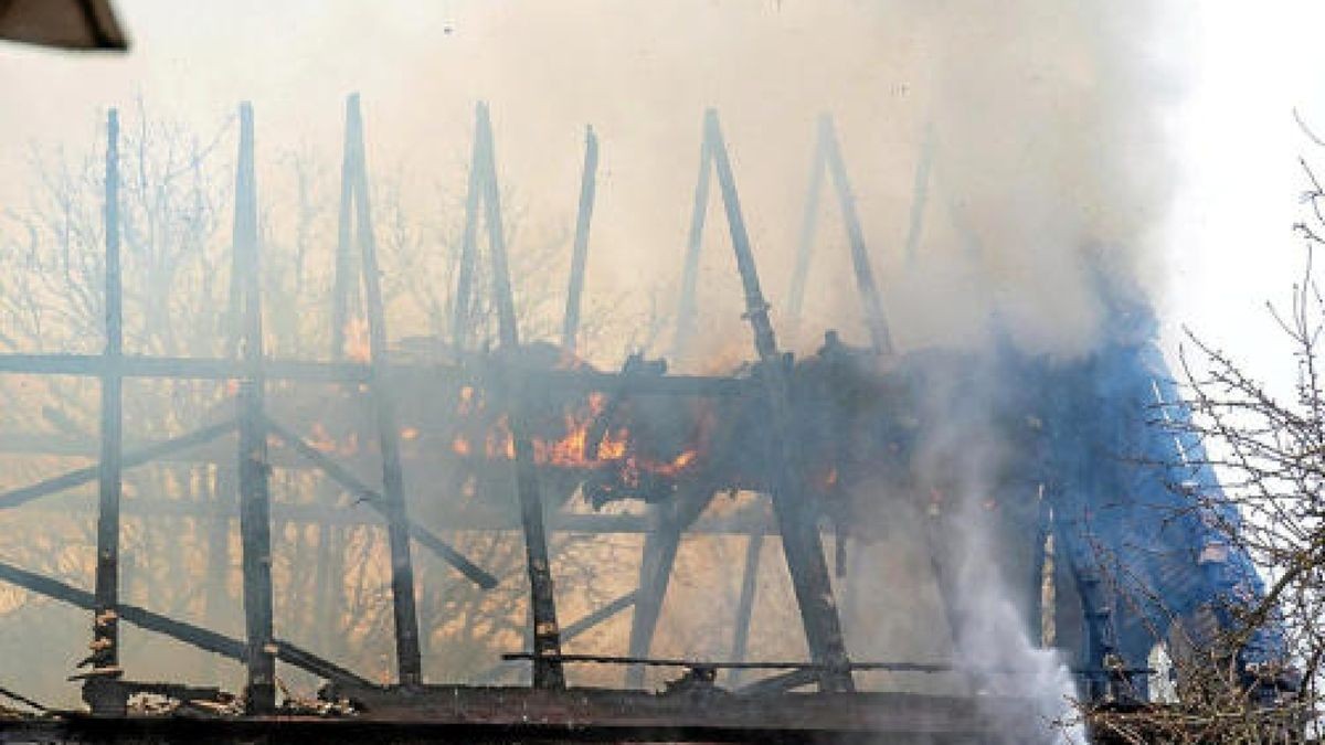 Es war der größte Brand in dem kleinen Ort, seit dem verheerenden Feuer am 25.12.2014, als ein Dreiseitenhof bis auf ein Wohnhaus komplett niederbrannte. / Foto: Stefan Eberhardt - medien-partner.net