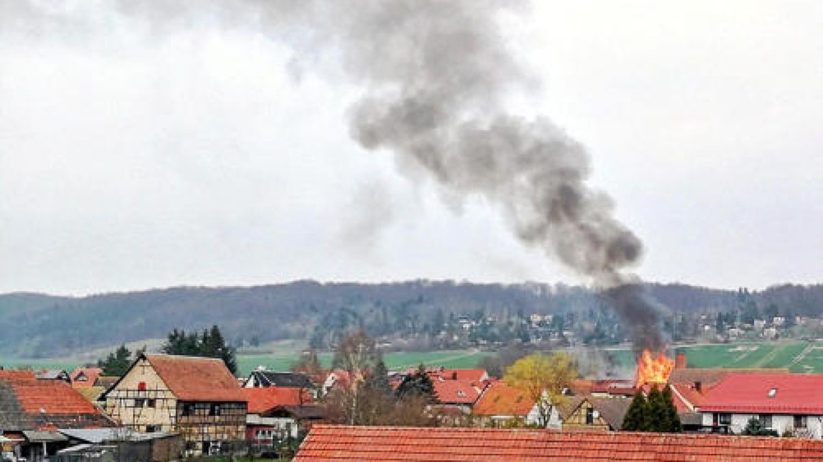 Es war der größte Brand in dem kleinen Ort, seit dem verheerenden Feuer am 25.12.2014, als ein Dreiseitenhof bis auf ein Wohnhaus komplett niederbrannte. / Foto: Stefan Eberhardt - medien-partner.net