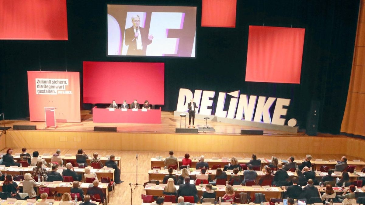 Susanne Hennig-Wellsow (Die Linke), Landtags-Fraktionsvorsitzende und Thüringens Landesvorsitzende der Partei, spricht auf dem Landesparteitag der Linken im Geraer Kultur- und Kongresszentrum. Auf dem zweitägigen Parteitag wurde unter anderem über das Wahlprogramm zur Landtagswahl im Oktober beraten.