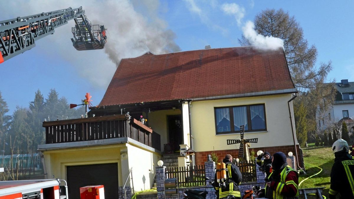 Im Einsatz waren bisher mehr als 30 Feuerwehleute von den umliegenden Wehren.