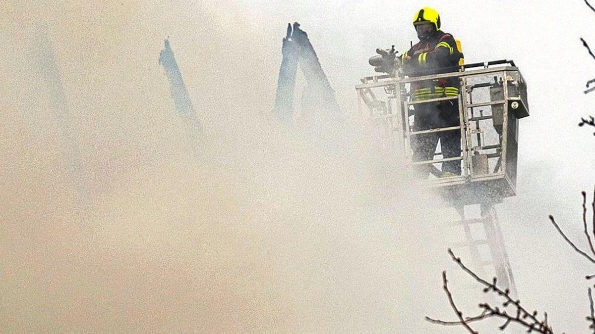 Ein schwerer Brand hat am Sonntag in Tonndorf diese Scheune vernichtet.