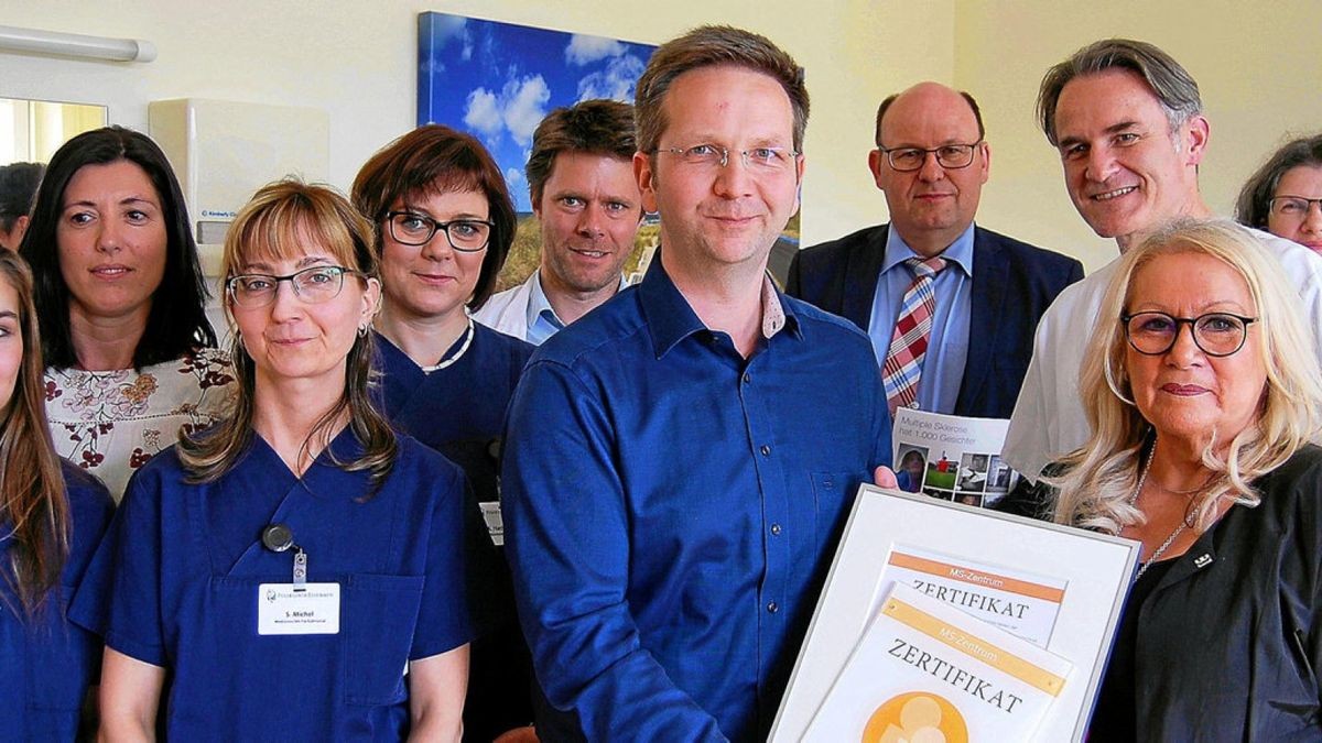 Das Zertifikat als MS-Zentrum erhielten die Klinik für Neurologie am St.-Georg-Klinikum und die Praxis für Neurologie der Poliklinik. Facharzt Oliver Tiedge bekommt das Zertifikat aus den Händen von DMSG-Landesgeschäftsführerin Renate Wida-Vogel