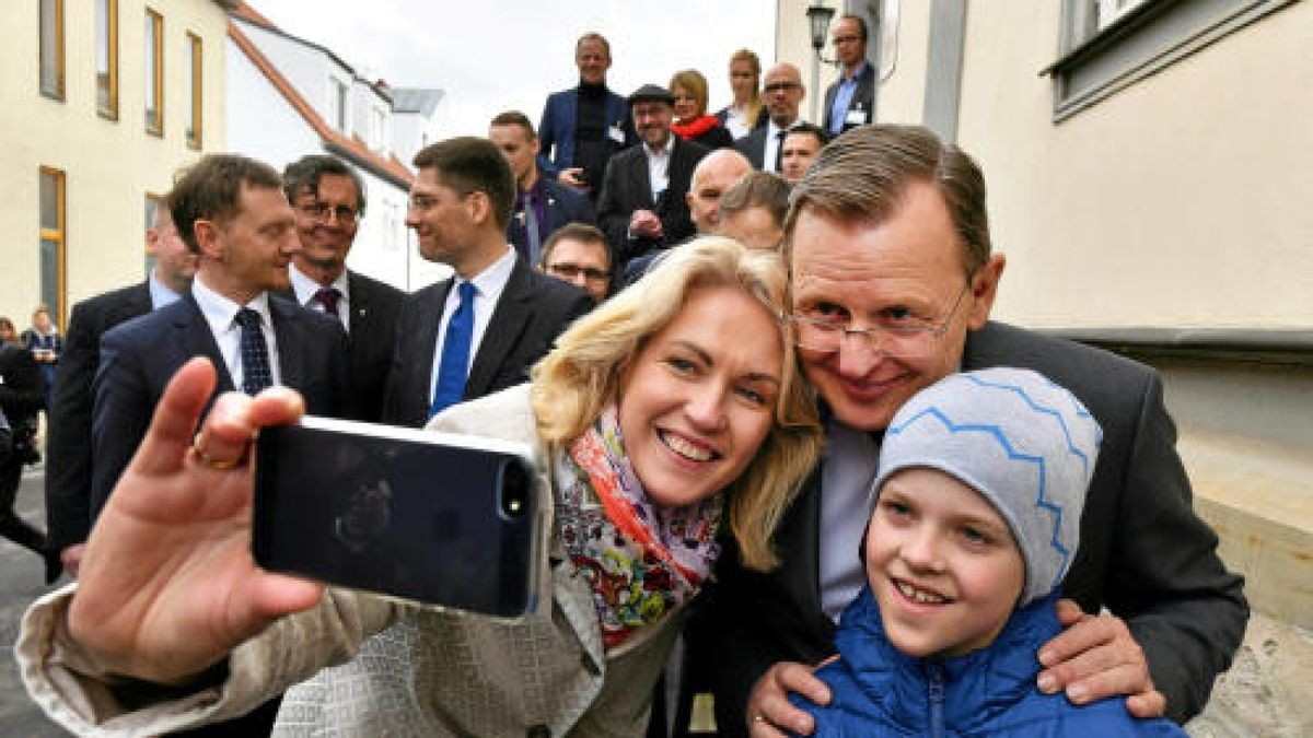 Manuela Schwesig (SPD), Mecklenburg-Vorpommerns Ministerpräsidentin, und Bodo Ramelow machen ein Foto mit einem Jungen aus Neutiedendorf. Foto: Martin Schutt/dpa